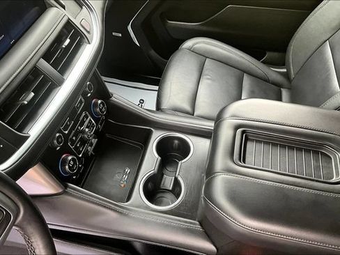 Used 2024 Chevrolet Suburban LT RWD image 18