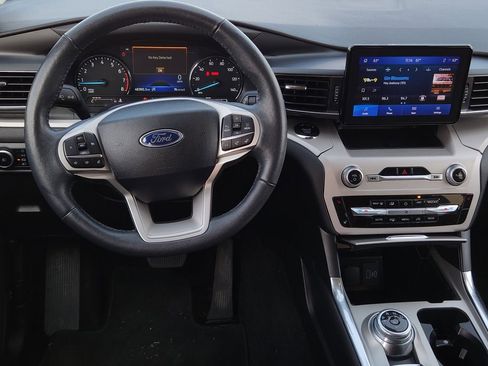 Used 2024 Ford Explorer XLT w/ Equipment Group 202A image 28