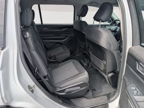 Used 2023 Jeep Grand Cherokee L Laredo RWD image 11