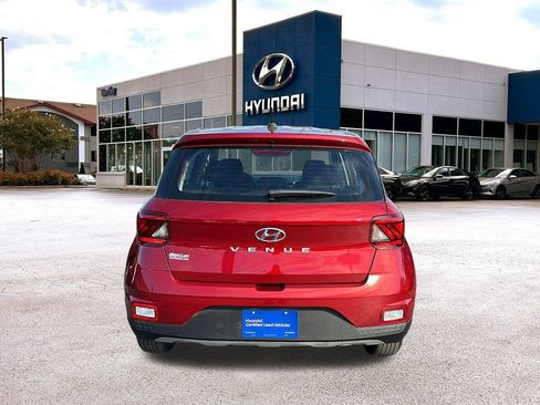 Certified 2024 Hyundai Venue SE image 4