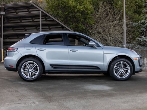 Certified 2025 Porsche Macan image 12