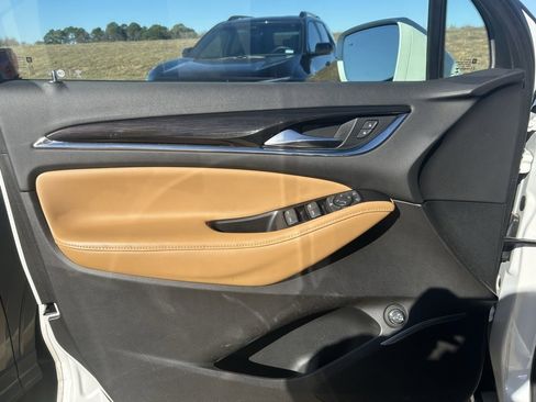 Used 2018 Buick Enclave Essence image 3