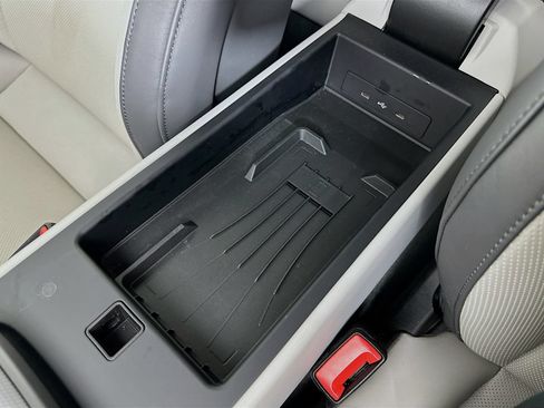 Used 2025 Porsche 911 Carrera w/ Premium Package RWD image 28