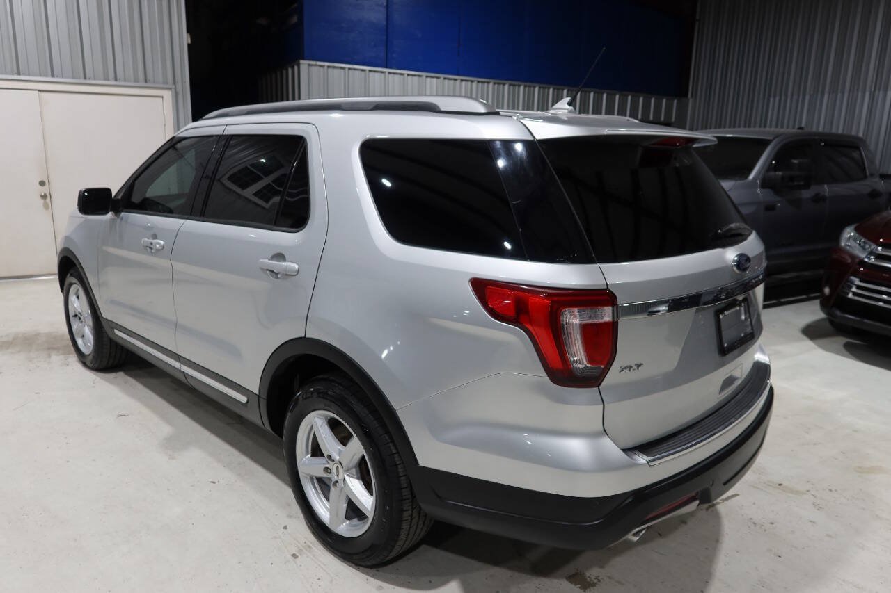 Used 2018 Ford Explorer XLT w/ Equipment Group 201A FWD image 3