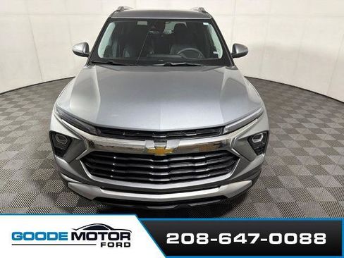 Used 2025 Chevrolet TrailBlazer LT AWD/4WD image 3
