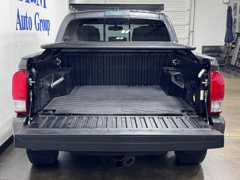 Used 2017 Toyota Tacoma TRD Sport w/ Tow Package AWD/4WD image 8