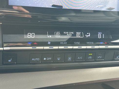 Used 2023 Toyota Sienna XLE image 29