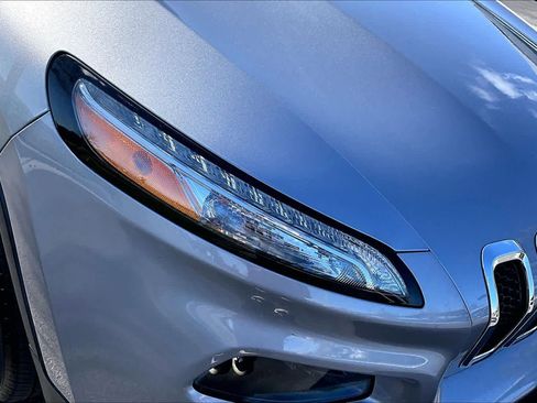 Used 2017 Jeep Cherokee Limited image 28