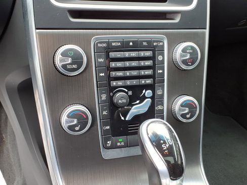 Used 2016 Volvo V60 T5 image 11