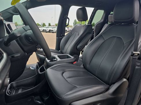 Used 2025 Chrysler Pacifica Select FWD image 16