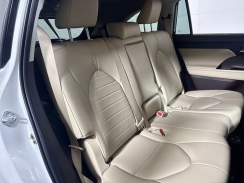 Used 2022 Toyota Highlander XLE image 22