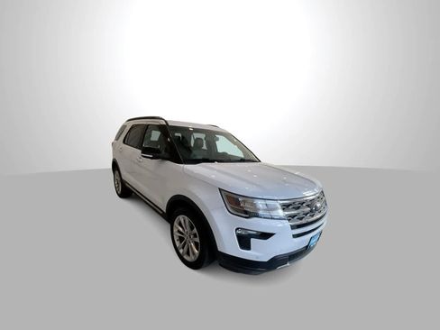 Used 2018 Ford Explorer XLT w/ Equipment Group 202A AWD/4WD image 2