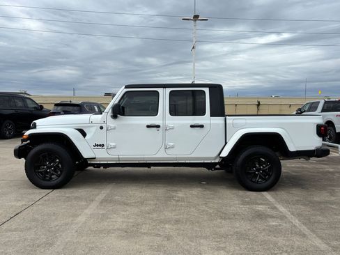 Used 2022 Jeep Gladiator Sport image 7