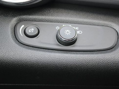 Used 2025 Chevrolet Trax LT image 38