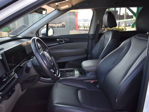 Used 2025 Kia Carnival FWD image 16