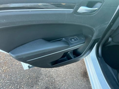 Used 2022 Chrysler 300 Touring w/ Sport Appearance Package image 18