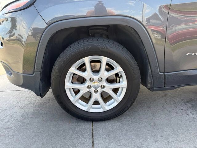 Used 2017 Jeep Cherokee Latitude w/ True North Edition AWD/4WD image 4