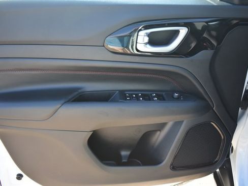Used 2025 Jeep Compass Trailhawk AWD/4WD image 14