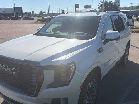 Used 2024 GMC Yukon Denali Ultimate AWD/4WD image 3