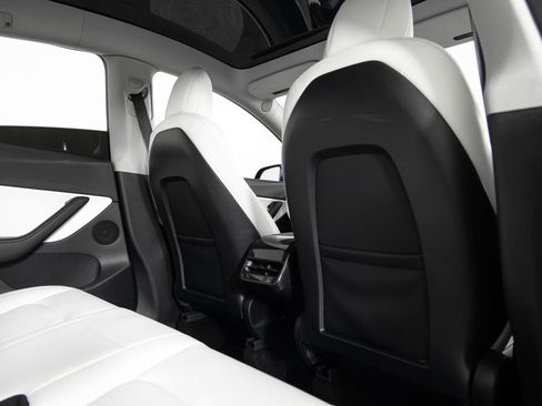 Used 2022 Tesla Model Y Long Range image 22