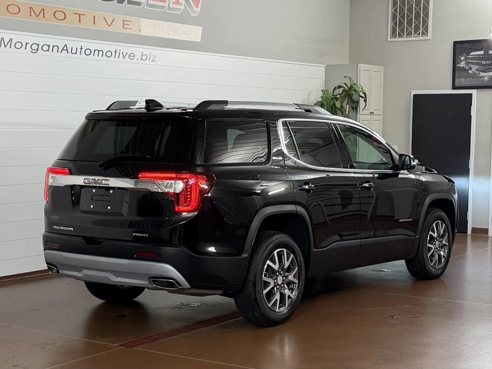 Used 2023 GMC Acadia SLE w/ Driver Convenience Package AWD/4WD image 3