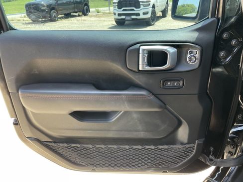 Used 2021 Jeep Gladiator Rubicon AWD/4WD image 39