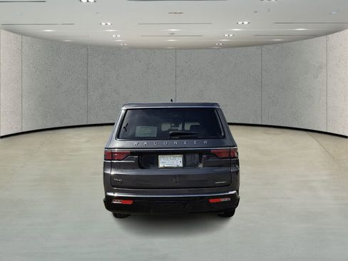 Used 2024 Jeep Wagoneer L Series II image 6
