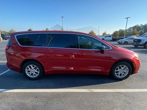 Used 2025 Chrysler Pacifica Select FWD image 8