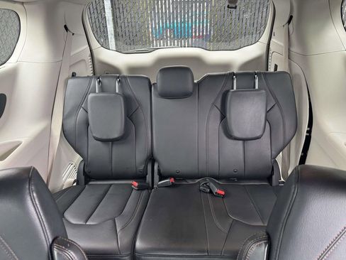 Used 2020 Chrysler Pacifica Touring-L image 11