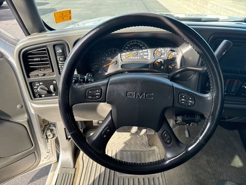 Used 2006 GMC Sierra 2500 SLE w/ Skid Plate Package image 12