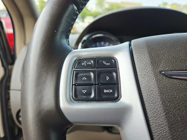 Used 2015 Chrysler Town & Country Touring FWD image 19