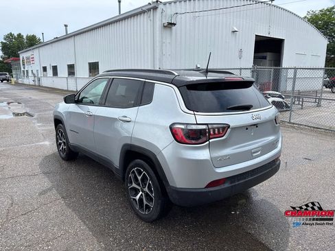 Used 2025 Jeep Compass Limited AWD/4WD image 3