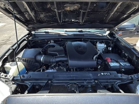 Used 2017 Toyota Tacoma TRD Off-Road w/ Premium & Technology Package AWD/4WD image 29