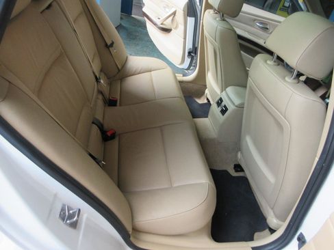 Used 2011 BMW 328i Wagon RWD image 32