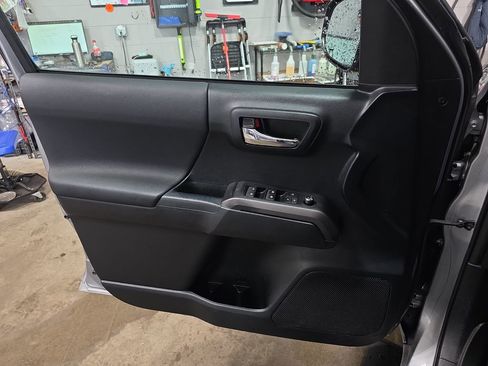 Used 2016 Toyota Tacoma TRD Sport w/ Towing Package image 29