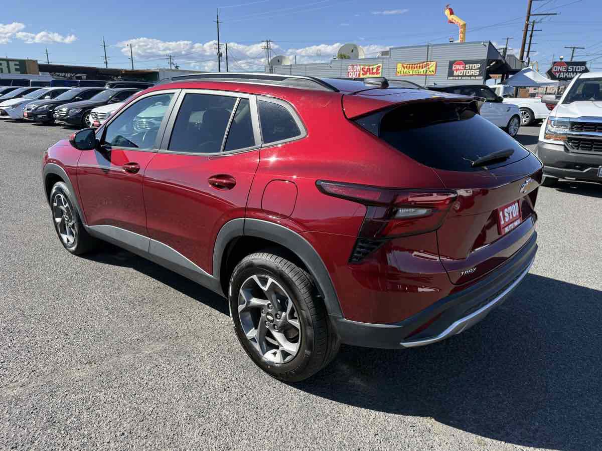Used 2025 Chevrolet Trax LT w/ LT Convenience Package FWD image 5