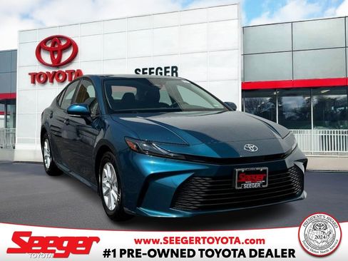 Certified 2025 Toyota Camry Hybrid image 1