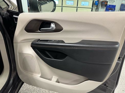Used 2018 Chrysler Pacifica Touring-L Plus FWD image 10