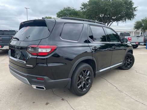 Used 2025 Honda Pilot Touring image 4