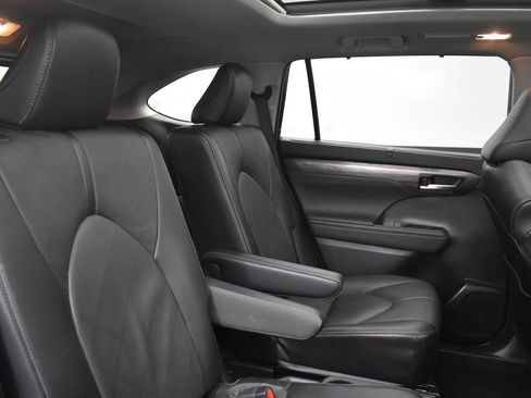 Used 2023 Toyota Highlander Platinum FWD image 35