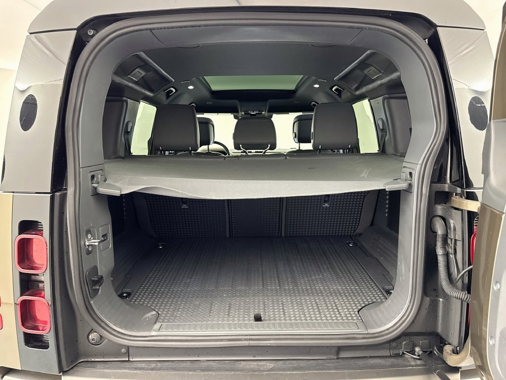 Certified 2022 Land Rover Defender 110 X-Dynamic HSE AWD/4WD image 25