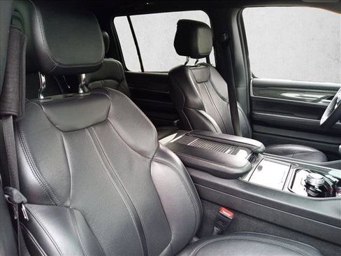 Used 2022 Jeep Wagoneer Series II RWD image 12