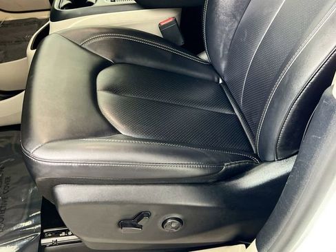 Used 2024 Chrysler Pacifica Touring-L image 26