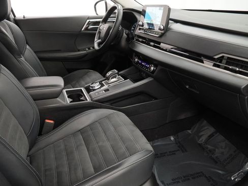 Used 2024 Mitsubishi Outlander SE image 50