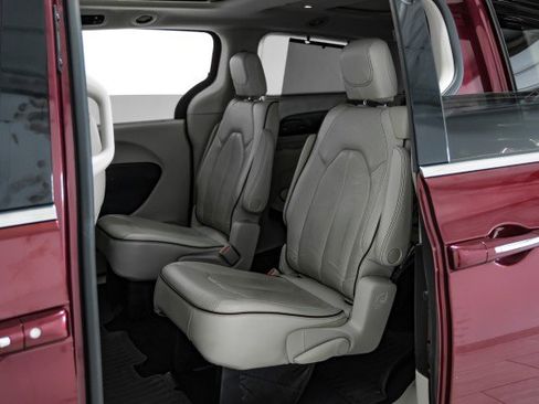 Used 2020 Chrysler Pacifica Limited image 33