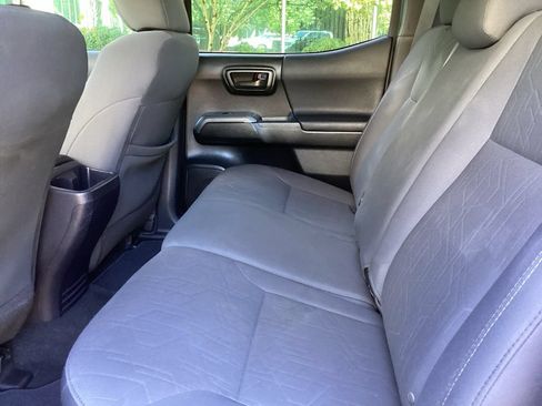 Used 2017 Toyota Tacoma TRD Sport w/ Tow Package (A/T) AWD/4WD image 5