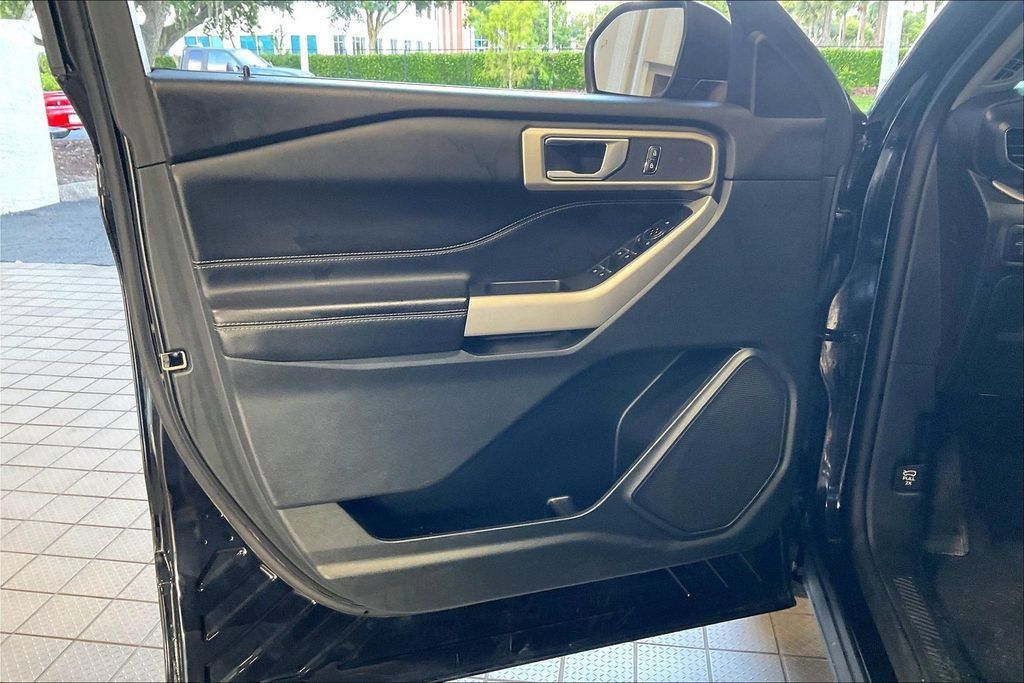 Used 2024 Ford Explorer XLT AWD/4WD image 2