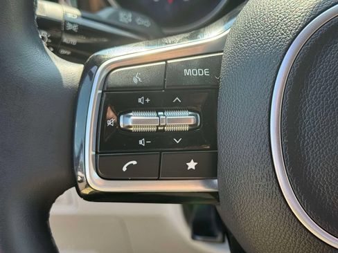 Used 2024 Kia Carnival EX FWD image 20