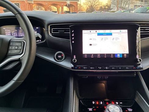 Used 2024 Jeep Wagoneer Series III image 18