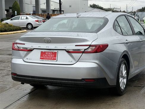 Used 2025 Toyota Camry LE image 7